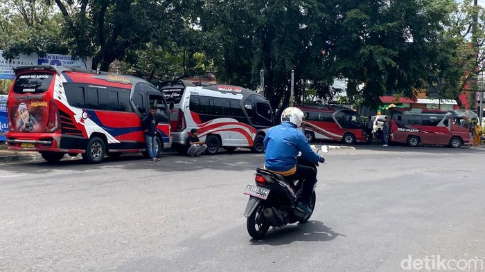 Angkutan umum berhenti di Bunderan Cibiru