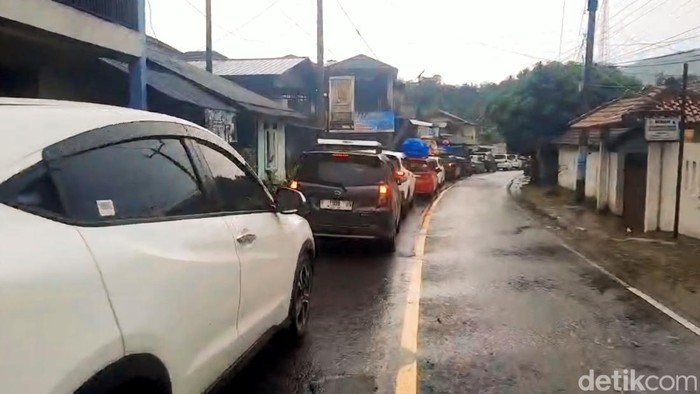 Antrean kendaraan pemudik di Cidadap Sukabumi