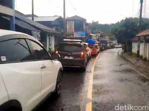 Antrean Pemudik Mengular di Jembatan Cidadap Sukabumi yang Amblas