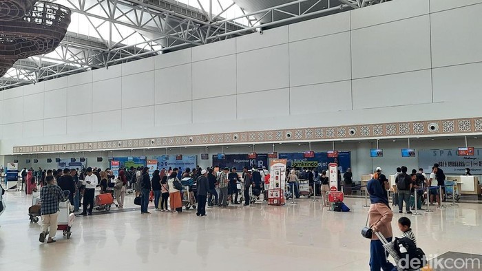 Arus Mudik di Bandara Syamsudin Noor