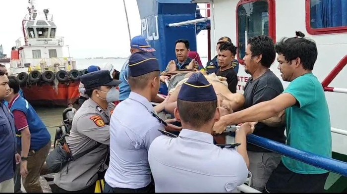 Awak kapal yang pingsan di Gresik dievakuasi ke RS.