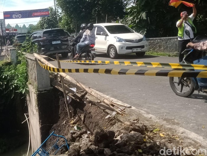 Bahu Jalan Merapi di Kalurahan Gayamprit, Kecamatan Klaten Selatan, Klaten, ambrol setelah hujan deras. Dipotret Sabtu (29/3/2025) pagi.