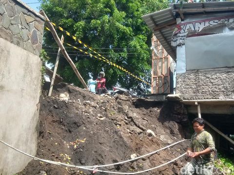 Bahu Jalan Merapi di Kalurahan Gayamprit, Kecamatan Klaten Selatan, Klaten, ambrol setelah hujan deras. Dipotret Sabtu (29/3/2025) pagi.