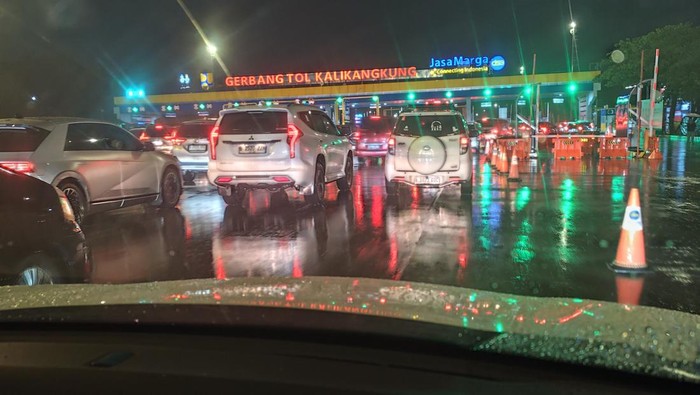 Pengalaman lancar jaya di jalan Tol Trans Jawa dialami Banu bersama keluarganya pada mudik Lebaran 2025. Banu bersama keluarga mudik dari Depok ke Semarang menempuh perjalanan selama 5 jam, Jumat (28/3).