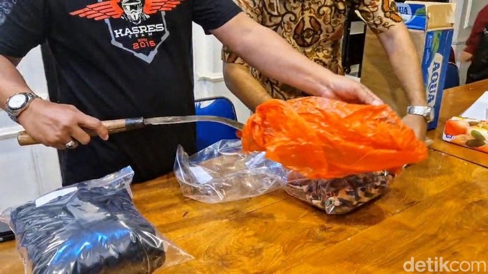 barang bukti yang diamankan polisi usai mantan suami bacok istri di ponorogo