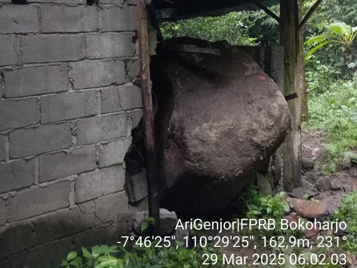 Batu berukuran besar timpa rumah di Prambanan, Sleman, Jumat (28/3/2025).