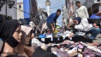 Pasar tersebut menjadi salah satu lokasi favorit warga dari sejumlah wilayah Bandung Raya untuk berbelanja pakaian Lebaran 2025.