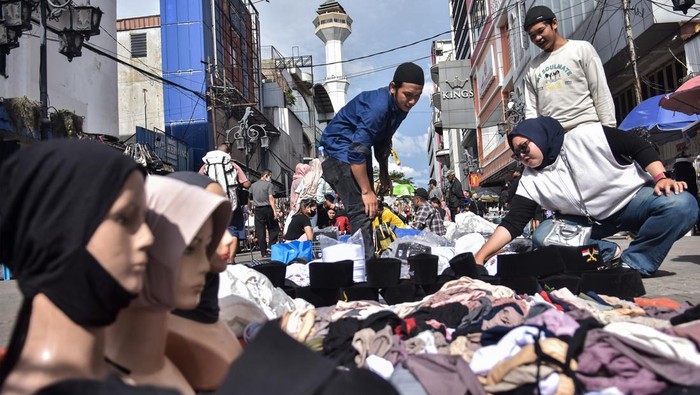 Warga melihat tas dan pakaian yang dijual di Pasar tumpah di Dalem Kaum, Bandung, Jawa Barat, Sabtu (29/3/2025). Pasar tersebut menjadi salah satu lokasi favorit warga dari sejumlah wilayah Bandung Raya untuk berbelanja pakaian Lebaran 2025 karena dianggap mempunyai harga yang lebih terjangkau. ANTARA FOTO/Novrian Arbi/wpa.