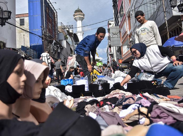 Berburu Pakaian Lebaran di Pasar Tumpah Bandung