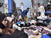 Berburu Pakaian Lebaran di Pasar Tumpah Bandung