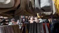 Pasar tumpah ini dianggap mempunyai harga yang lebih terjangkau. 