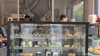 Paduan bika ambon dan tiramisu yang tengah viral di media sosial disebut sebagai bikamisu. Dessert unik ini ditawarkan oleh Rosella Bakehouse. Foto: detikcom/Riska Fitria
