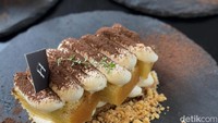 Selain itu, ada varian kopi yang lebih cocok ketika dipadukan tiramisu. Bika ambon varian kopinya tersebut harum, rasa kopinya mirip segelas latte yang agak pahit dan asam. Foto: detikcom/Riska Fitria