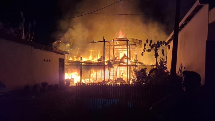 Kebakaran menghanguskan satu rumah panggung di Kabupaten Bone, Sulawesi Selatan (Sulsel).