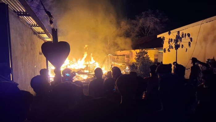Sebuah rumah panggung milik warga bernama Libe (50) di Kabupaten Bone, Sulawesi Selatan (Sulsel) ludes terbakar.