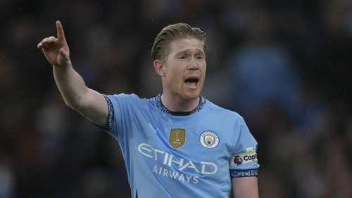 Manchester Citys Kevin De Bruyne appeals during the English Premier League soccer match between Manchester City and Liverpool , at Etihad Stadium in Manchester ,UK,Sunday , Feb 23,2025. AP Photo/Dave Shopland)