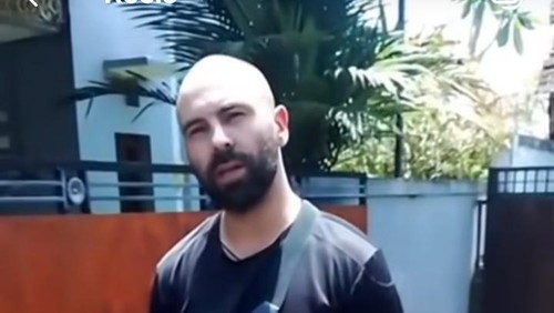 Tangkap layar video unggahan di media sosial tentang seorang bule asal Bulgaria yang mabuk hingga mengamuk saat malam pengerupukan, Jumat (29/3/2025). (Tangkap layar).