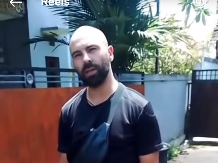 Tangkap layar video unggahan di media sosial tentang seorang bule asal Bulgaria yang mabuk hingga mengamuk saat malam pengerupukan, Jumat (29/3/2025). (Tangkap layar).