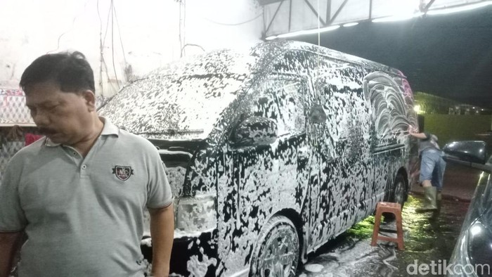 Sukarno saat di tempat usahnya cuci mobil 24 jam di Medaeng, Sidoarjo