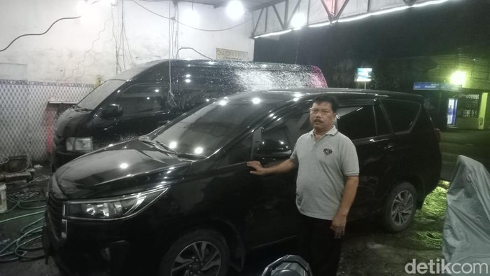 Sukarno saat di tempat usahnya cuci mobil 24 jam di Medaeng, Sidoarjo