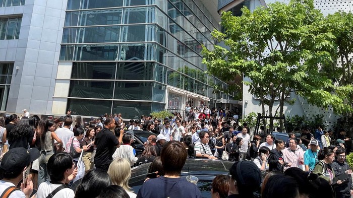 People gather on the street, after the tremors from a strong earthquake that struck central Myanmar on Friday hit Bangkok, in Bangkok, Thailand March 28, 2025. REUTERS/Cherng Kerk Chon