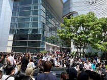 Awalnya Saya Berjalan Tenang, Tiba-tiba Gedung Bergerak