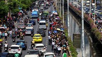 Ratusan karyawan keluar melalui tangga darurat karena beberapa pekerja yang terkejut dan panik membeku. Jeritan keras terdengar saat gedung terus bergerak. REUTERS/Athit Perawongmetha