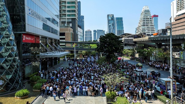 People gather on a street after a strong earthquake struck central Myanmar on Friday, earthquake monitoring services said, which affected Bangkok as well with hundreds of people pouring out of buildings in the Thai capital in panic after the tremors, in Bangkok, Thailand, March 28, 2025. REUTERS/Athit Perawongmetha