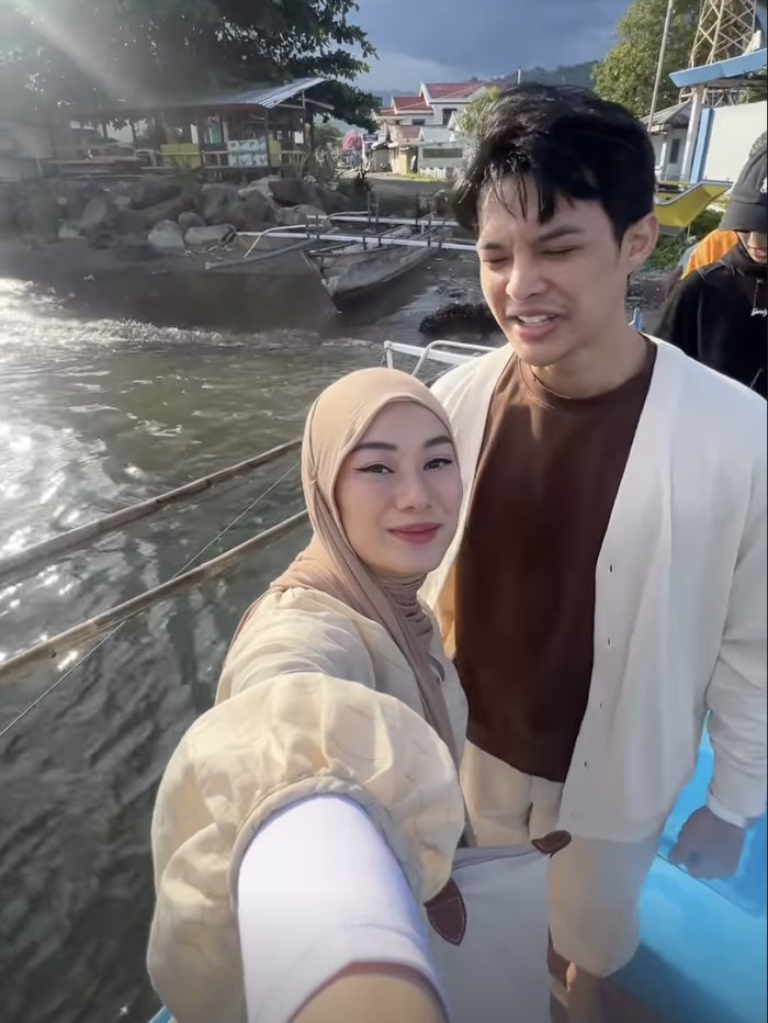 Dinda Hauw Dinda Hauw mudik ke kampung halaman Rey Mbayang.