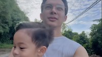 Rey Mbayang sudah lebih dulu memboyong istri dan dua anaknya mudik ke kampung halamannya sebelum masa mudik dimulai, dilihat dari akun Instagram Dinda Hauw, Sabtu (29/3/2025). Foto: dok. Instagram Dinda Hauw
