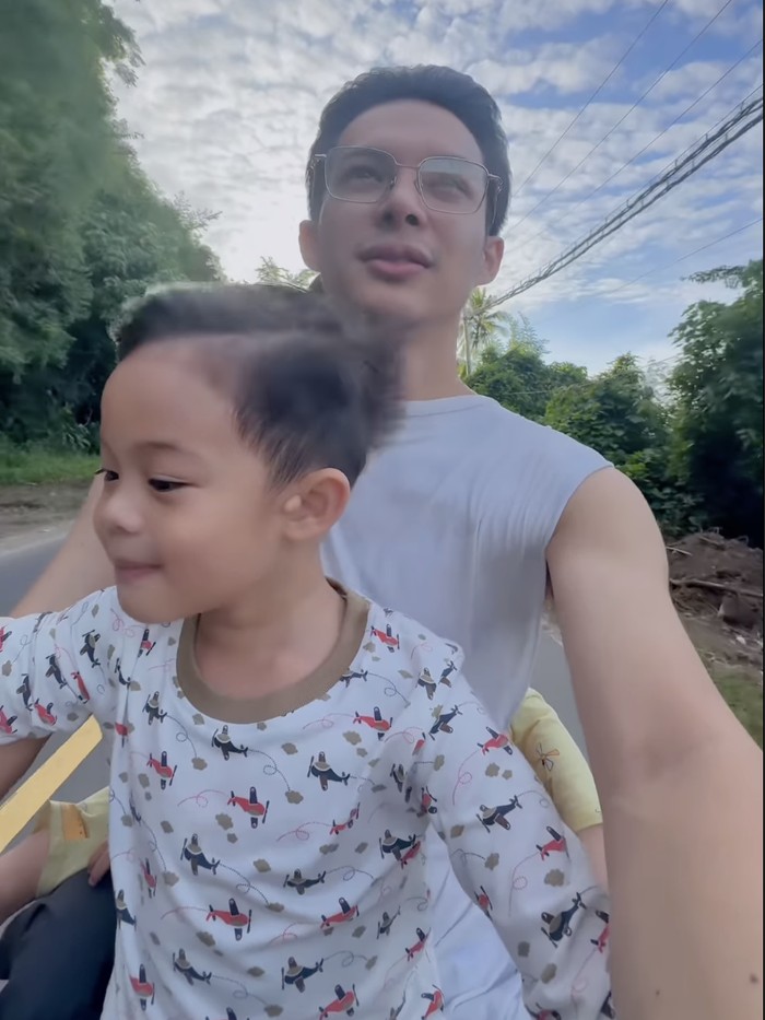 Dinda Hauw Dinda Hauw mudik ke kampung halaman Rey Mbayang.