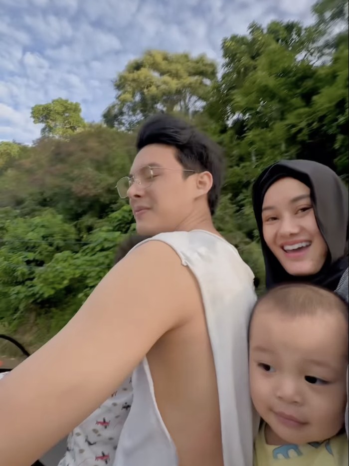 Dinda Hauw Dinda Hauw mudik ke kampung halaman Rey Mbayang.