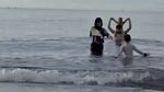 Dinda Hauw Mudik ke Kampung Rey Mbayang di Kotabunan, Asyik ke Pantai-Motoran