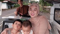 Dinda Hauw semringah naik bentor bersama dua anaknya. Foto: dok. Instagram Dinda Hauw
