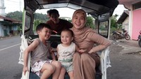 Ini bukan tentang ngabuburit sambil naik Bentor, tapi bagaimana aku bisa nikmati hangatnya kampung halaman, segarnya udara di sini, tapi kali ini sama tawanya mereka. Tutu mosanang in gina. Alhamdulillah, tulis Dinda Hauw. Foto: dok. Instagram Dinda Hauw