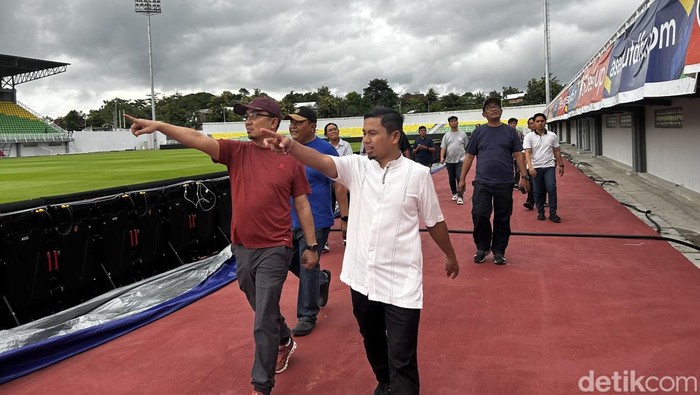 Dirut PSM Makassar Sadikin Aksa (baju merah) didampingi Wali Kota Parepare Tasming Hamid (baju putih) saat meninjau Stadion BJ Habibie.