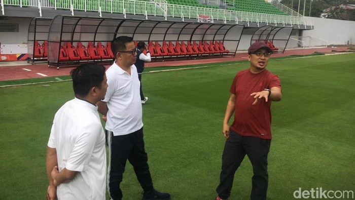Dirut PSM Makassar Sadikin Aksa (baju merah) didampingi Wali Kota Parepare Tasming Hamid (paling kanan) saat meninjau Stadion BJ Habibie.