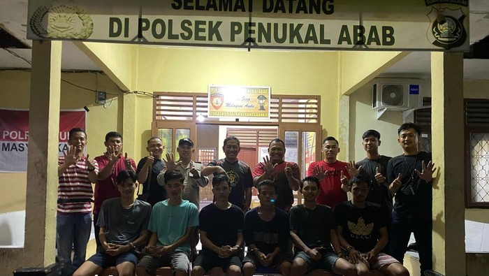 Enam orang pelaku pencurian dan kekerasan di PALI saat diringkus polisi.