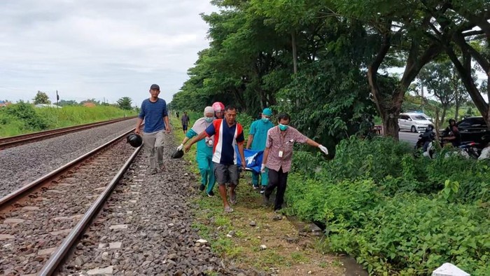 Evakuas jasad yang hancur diduga tertabrak kereta api di Lamongan.