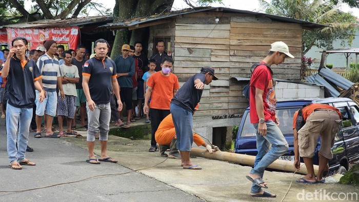 Evakuasi mobil yang menabrak motor dan warung di Karangpandan, Karanganyar, Sabtu (29/3/2025).