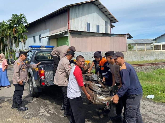 Evakuasi motor yang tertabrak Ka Batara Kresna di Nguter, Sukoharjo, Sabtu (29/3/2025) pagi.