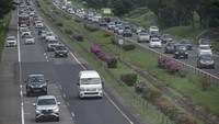 Terpantau terdapat beberapa titik kepadatan di sejumlah ruas tol seiring pemberlakuan skema satu arah atau one way.