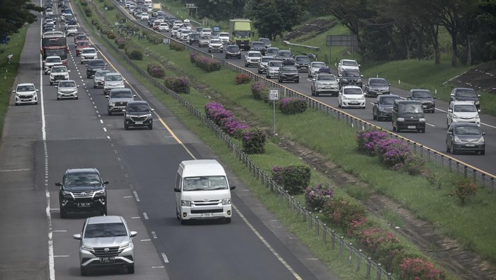 Foto Udara Arus Mudik di Tol Cipali Foto udara sejumlah kendaraan melintas di ruas tol Cikopo-Palimanan (Cipali), Majalengka, Jawa Barat, Sabtu (29/3/2025). Pada H-2 Lebaran 2025, arus kendaraan di tol Cipali ramai lancar meski terpantau terdapat beberapa titik kepadatan di sejumlah ruas tol seiring pemberlakuan skema satu arah atau one way. ANTARA FOTO/Fauzan/rwa.