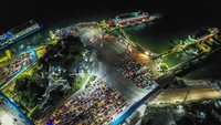 Pada H-2 Lebaran 2025, arus kendaraan di Pelabuhan Merak terpantau ramai. 