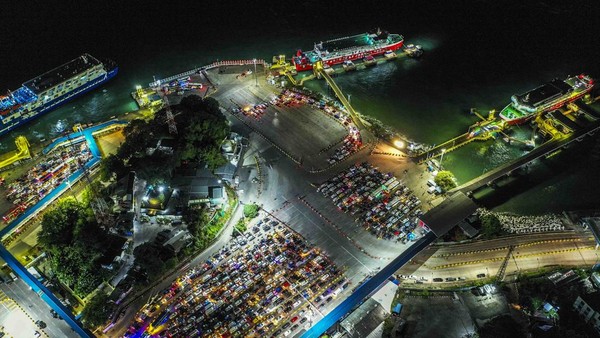 Foto Udara Situasi Arus Mudik di Pelabuhan Merak