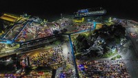Foto udara sejumlah mobil pemudik antre untuk menaiki kapal di Pelabuhan Merak, Kota Cilegon, Banten, Sabtu (29/3/2025).