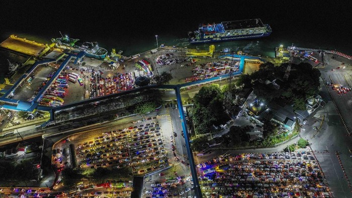 Foto udara sejumlah mobil pemudik antre untuk menaiki kapal di Pelabuhan Merak, Kota Cilegon, Banten, Sabtu  (29/3/2025). Pada H-2 Lebaran 2025, arus kendaraan di Pelabuhan Merak terpantau ramai. ANTARA FOTO/Galih Pradipta/rwa.