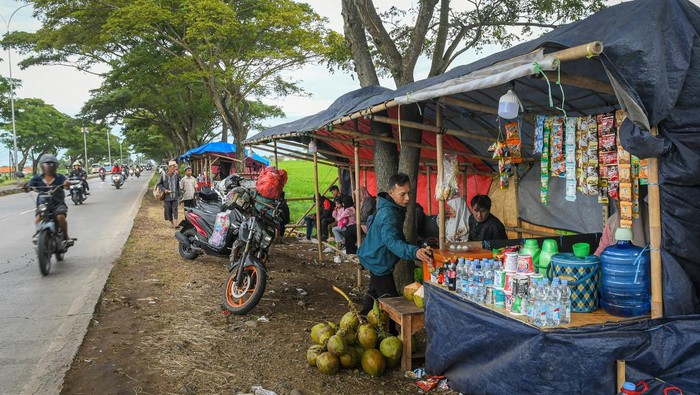Pemudik bersepeda motor beristirahat di warung musiman di Jalan Raya Pantura, Sukasari, Subang, Jawa Barat, Sabtu (29/3/2025). Warung semi permanen di dekat persawahan tersebut hanya ditemui saat musim mudik Lebaran dan beromzet hingga Rp500 ribu per hari. ANTARA FOTO/Sulthony Hasanuddin/rwa.