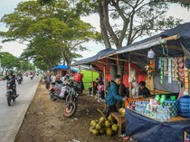Geliat Warung Musiman di Jalur Mudik Pantura Subang