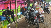 Warung semi permanen di dekat persawahan tersebut hanya ditemui saat musim mudik Lebaran.  